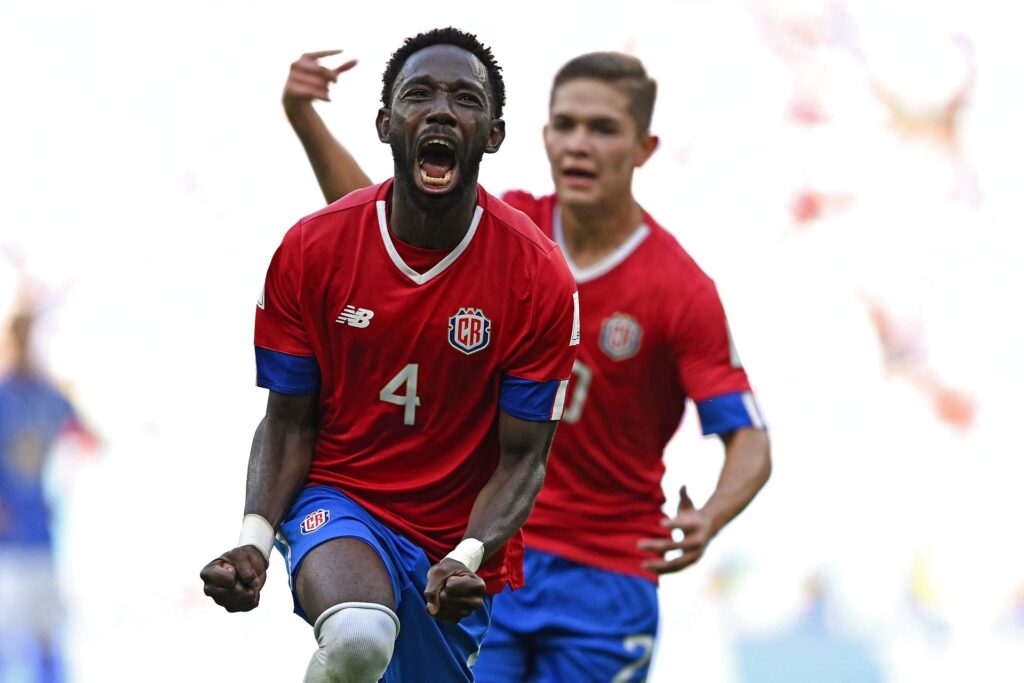 Costa Rica bringer sig sent i front mod Japan ved VM