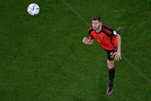Jan Vertonghen header til bolden i VM-kampen mod Marokko.