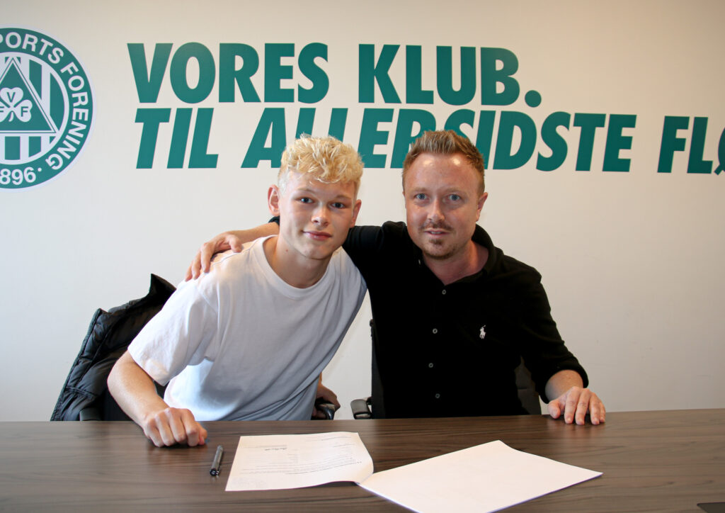 Jakob Vester forlænger kontrakten med Viborg FF og rykkes op på førsteholdet.