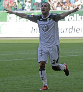 Den tidligere Wolfsburg og Fulham-spiller, Ashkan Dejagah, må ikke forlade Iran, efter han har deltaget i protester mod det iranske styre.