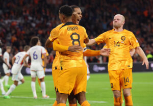 Efter flotte præstationer ved VM står flere europæiske storklubber i kø for at hente Cody Gakpo, men ifølge Virgil van Dijk er der stor forskel på bejlernes størrelse.