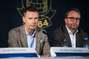 Trænerjagten i Brøndby IF spidser til, hvor bestyrelsesformand Jan Bech Andersen nu både har danske og udenlandske kandidater tilbage.