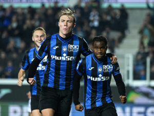 Den danske angriber, Rasmus Højlund, scorede det udlignende mål, da Atalanta og Frankfurt fredag aften spillede 2-2 i en træningskamp.