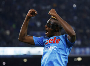 Manchester United er på angriberjagt, og ifølge fodboldekspert Peter Kjær, bør man gå efter Harry Kane og Victor Osimhen.