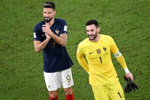 Det franske fodboldlandshold står søndag aften med to nye rekorder. Hugo Lloris udligner flest landskampe, mens Olivier Giroud har scoret flest mål for det franske landshold.