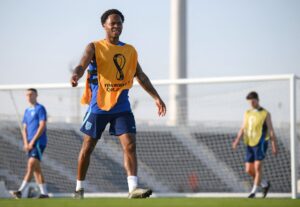 Raheem Sterling er angiveligt rejst hjem til England efter familiens hjem skulle være blevet udsat for væbnet røveri.