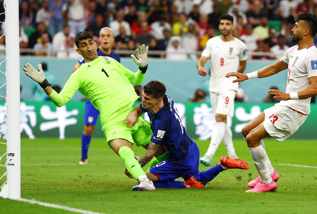 Chelsea-spilleren Christian Pulisic blev skadet, da USA vandt over Iran ved VM 2022 i Qatar.