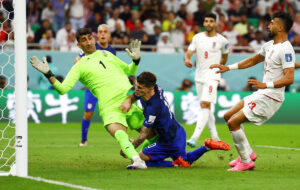 Chelsea-spilleren Christian Pulisic blev skadet, da USA vandt over Iran ved VM 2022 i Qatar.