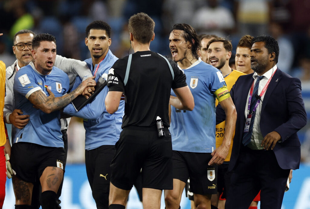 Uruguay raser mod dommer. Edison Cavani smadrer VAR-skærm. Uruguay Ghana.