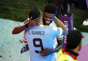 Thomas Partey er blevet upopulær i sit hjemland, efter han byttede trøjer og krammede med Luis Suarez.