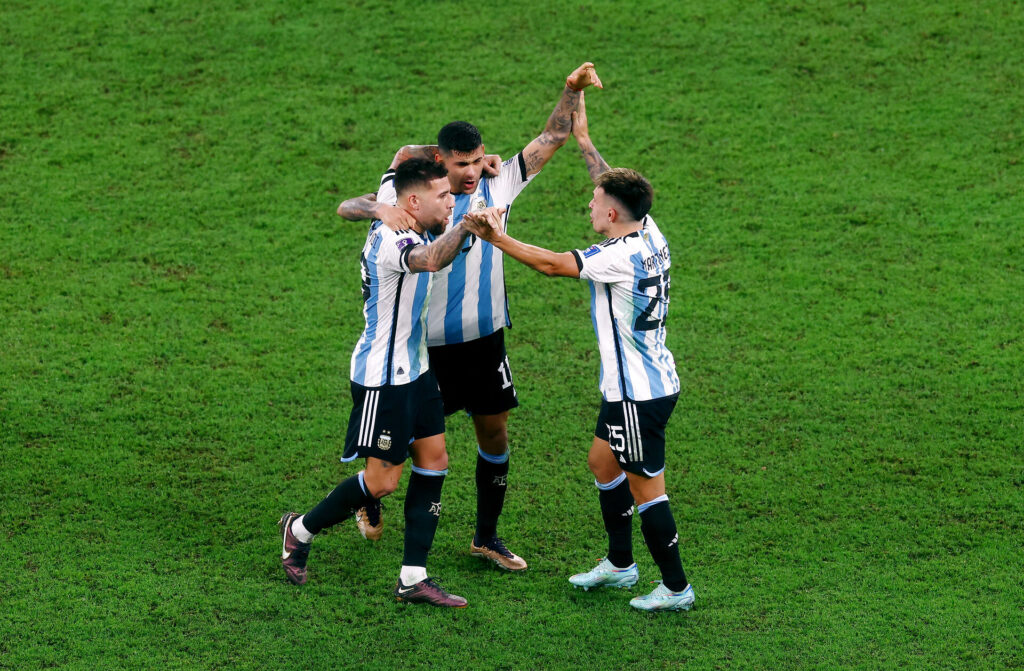 Lisandro Martinez og Christian Romero fejrede VM-triumfen med en FIFA-kamp.