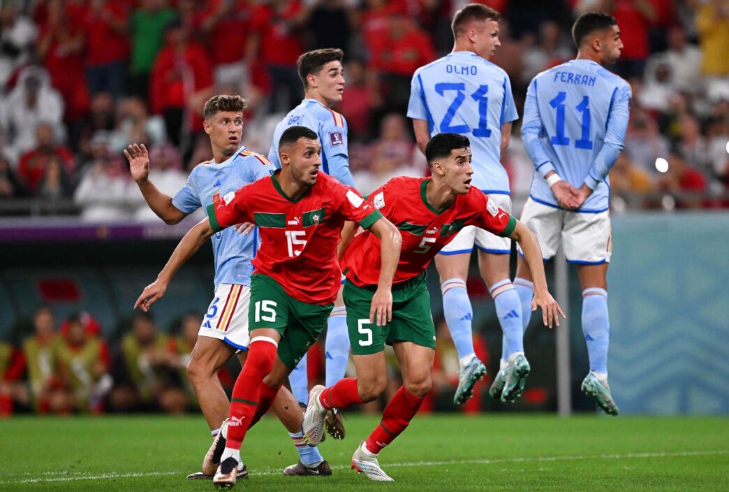 Marokko og Spanien kæmper tirsdag for en plads til kvartfinalen