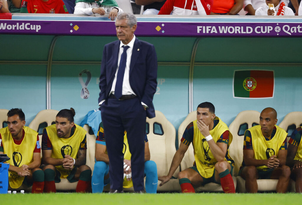 Den portugisiske landstræner, Fernando Santos, beder folk om at lade Cristiano Ronaldo være i fred.