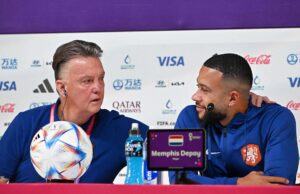Louis Van Gaal foreslog, at han og Memphis Depay skulle kysse på munden, inden Hollands VM-opgør mod Argentina.