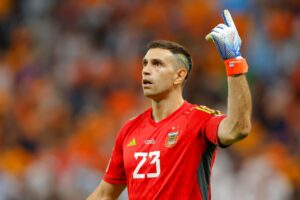 Emiliano Martínez holdte sig bestemt ikke tilbage, da han blev interviewet efter kvartfinalen