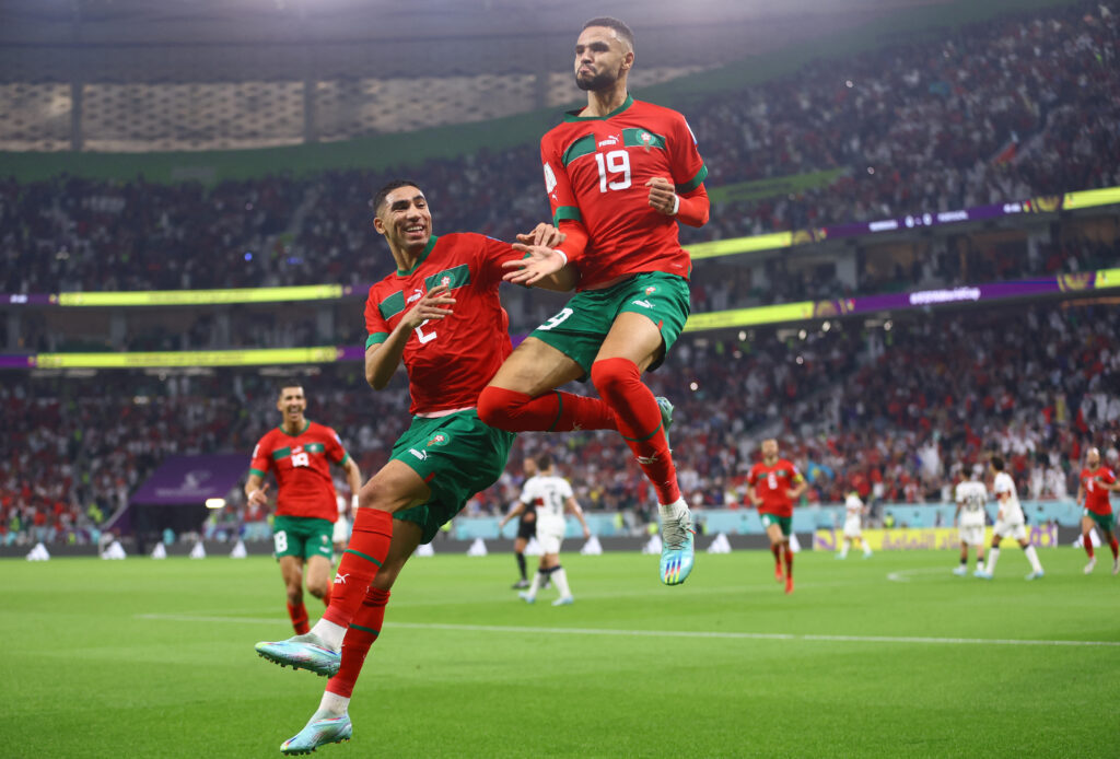 Marokko har som det første afrikanske land nogensinde kvalificeret sig til semifinalen ved VM efter sejr over Portugal.