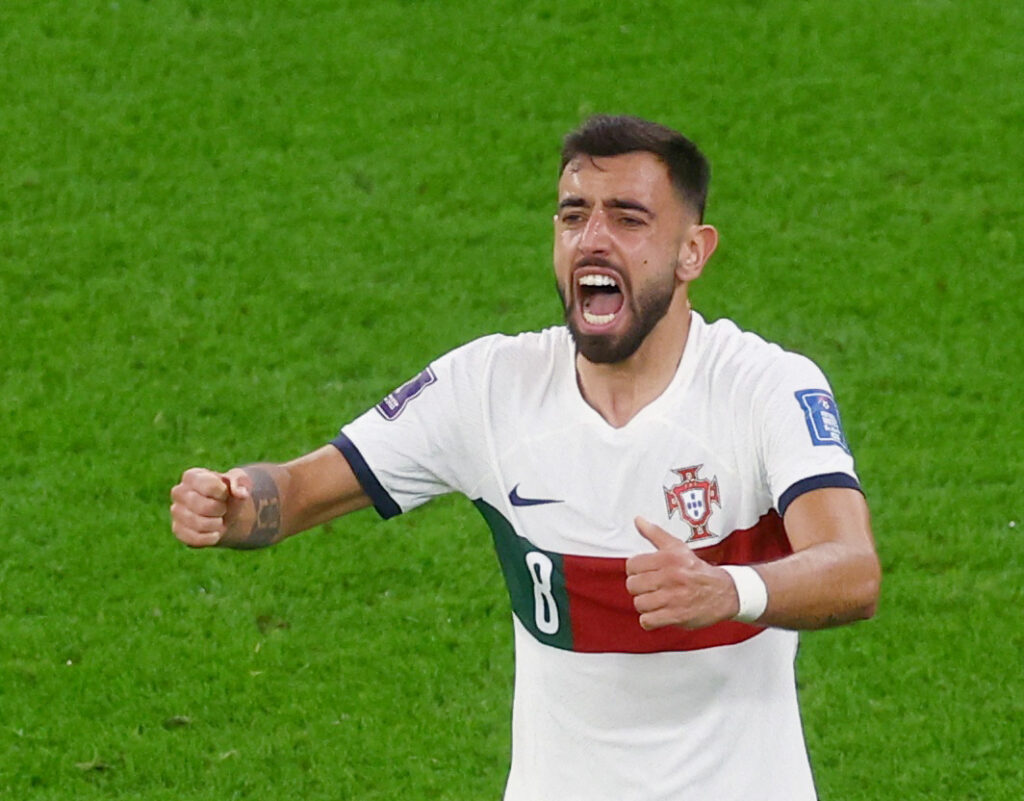 Portugal-lejren er stærkt utilfredse med, at en argentinsk dommer dømte kampen mod Marokko. Bruno Fernandes sviner FIFA til.