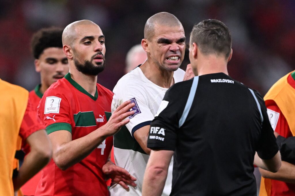 Portugals 39-årige forsvarsgeneral Pepe langer ud efter FIFA for at vælge en argentinsk dommer til at dømme kampen mod Marokko.