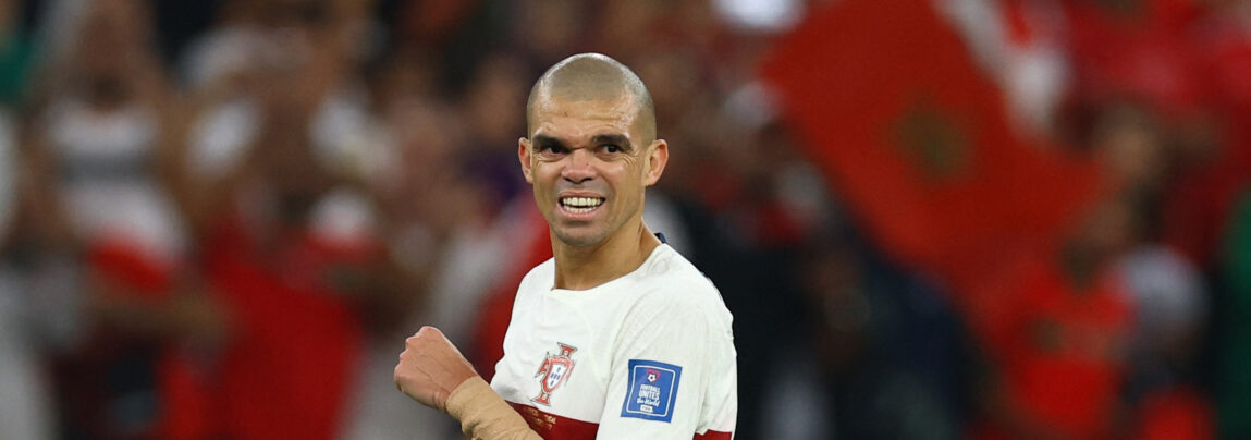 Portugals forsvarsgeneral Pepe fuldførte VM-kvartfinalen mod Marokko med en brækket venstre arm.