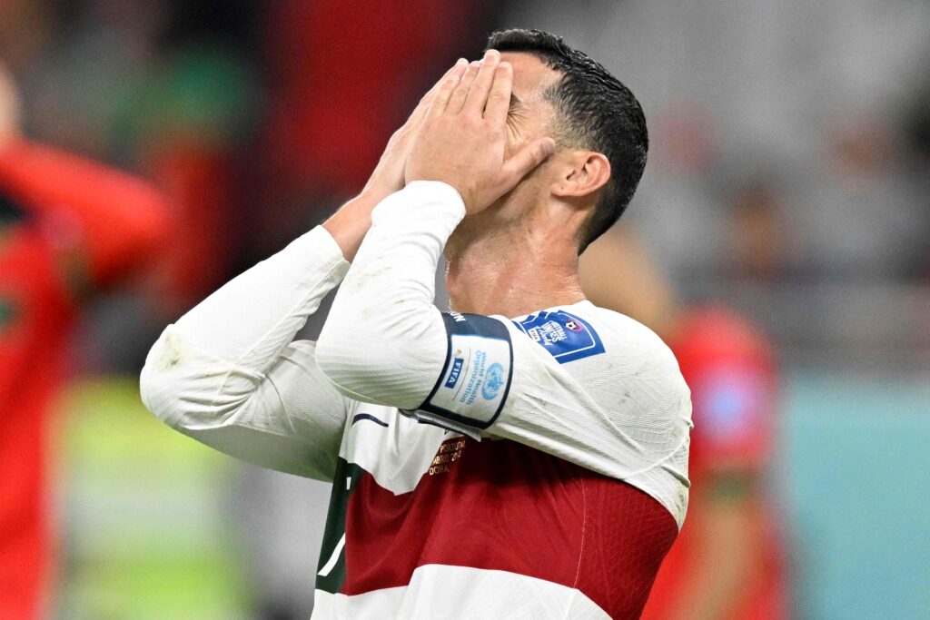 Cristiano Ronaldo holdt følelserne inde på banen efter nederlaget til Marokko, men i spillertunnellen fangede en kameramand en tårevædet Ronaldo.