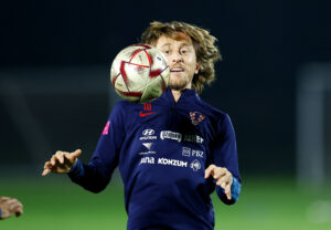 Luka Modric hylder Lionel Messi inden semifinalebraget mellem Kroatien og Argentina