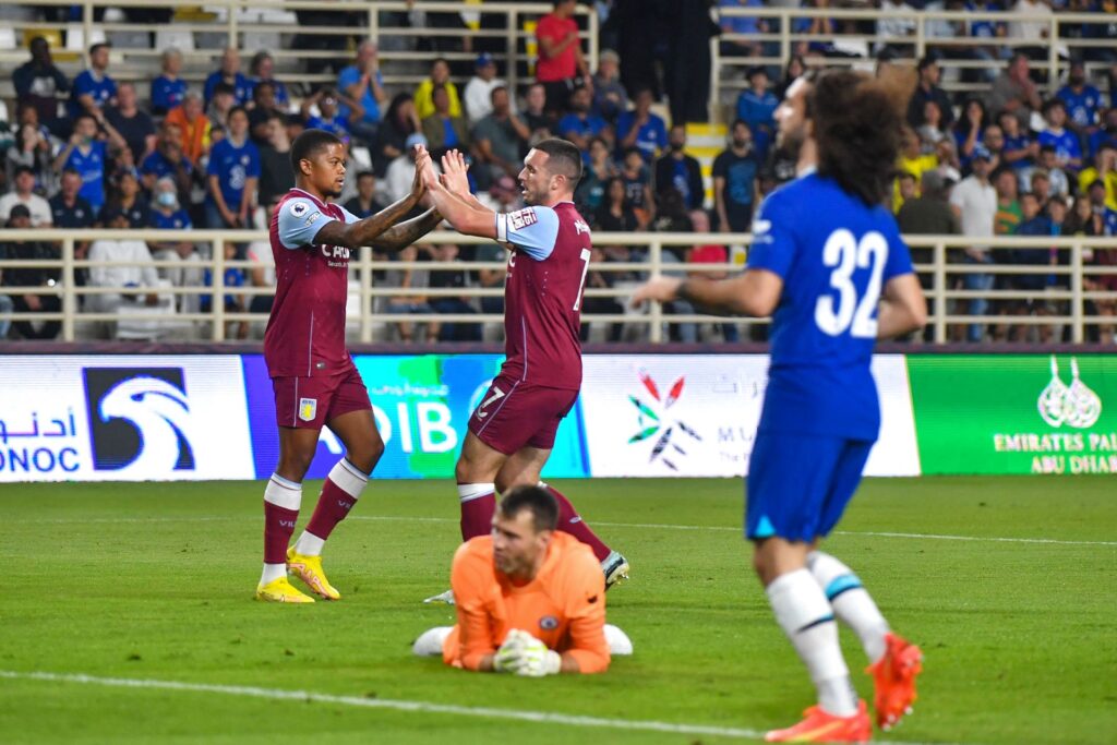 Aston Villas spillere fejrer målet mod Chelsea.