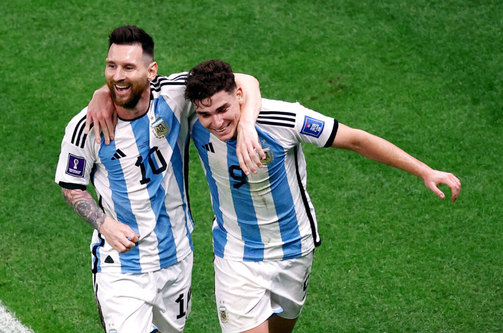 Lionel Messi, Julian Alvarez og det argentinske landshold sørgede med to mål i første halvleg for en forholdsvis sikker sejr i VM-semifinalen mod Kroatien.