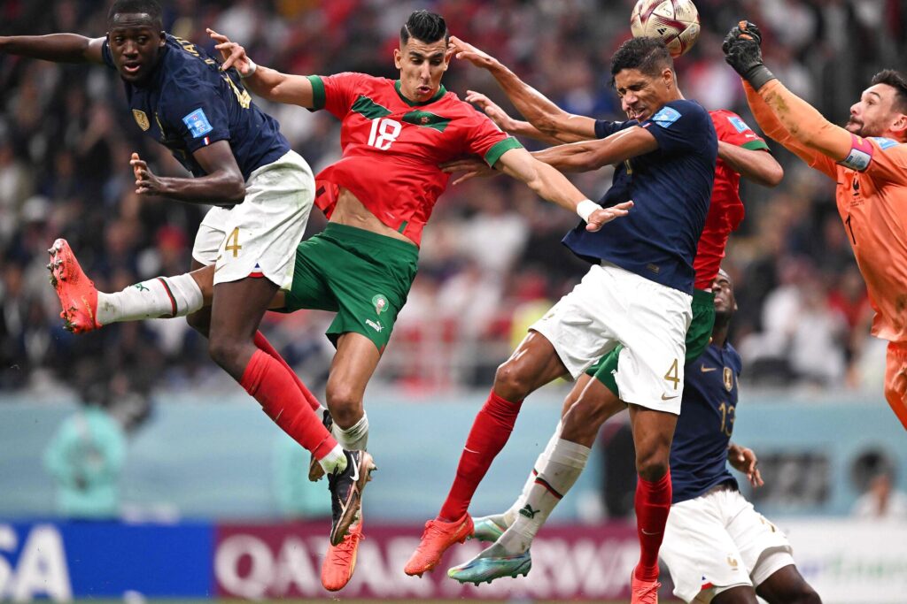 Den franske landstræner, Didier Deschamps, kan ånde lettet op. Både Rafael Varane og Ibrahim Konaté træner igen med Les Bleus.