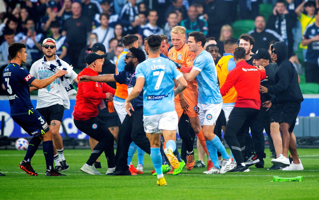 Melbourne City-målmand Tom Glover blev i kampen mod lokalrivalerne fra Melbourne Victory overfaldet af fans og fik smidt en spand i hovedet.