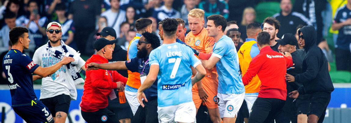 Melbourne City-målmand Tom Glover blev i kampen mod lokalrivalerne fra Melbourne Victory overfaldet af fans og fik smidt en spand i hovedet.