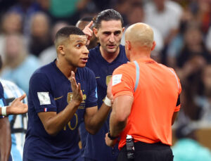 Adrien Rabiot er dybt irriteret over Kylian Mbappé, når den unge stjerneangriber stiller op til interviews.