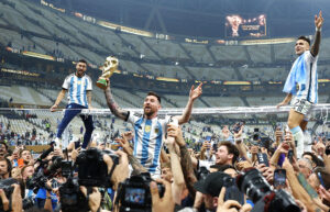 Flere personer end tilladt fik adgang til banen efter VM-finalen