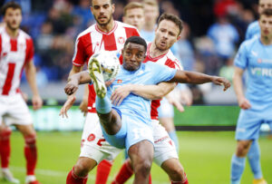 Pallesen krammer Tosin Kehinde i en Randers-trøje