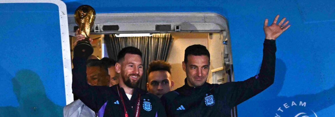 Lionel Messi sammen med landstræner Lionel Scaloni modtager folkets hyldest efter VM-sejren