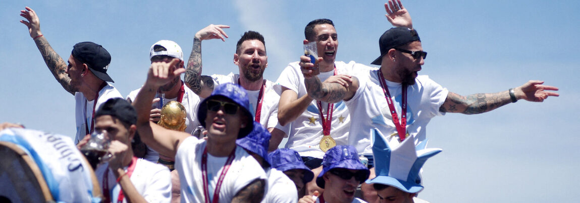 Lionel Messi tager sig lidt ekstra ferie fra sine opgaver i PSG efter VM-triumfen.