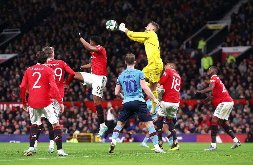 Manchester Uniteds reservemålmand, Martin Dubravka, havde en mildest talt uheldig dag i målet, da Manchester United slog Burnley.