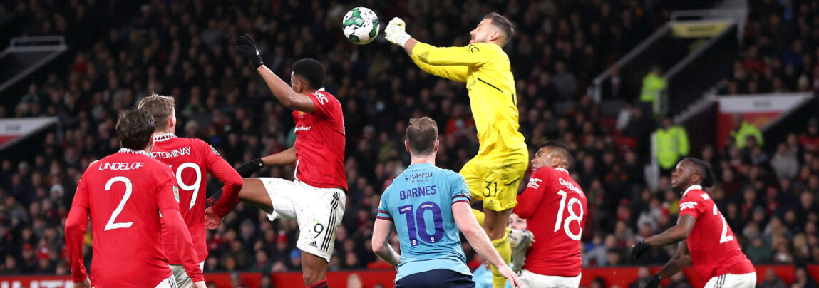 Manchester Uniteds reservemålmand, Martin Dubravka, havde en mildest talt uheldig dag i målet, da Manchester United slog Burnley.