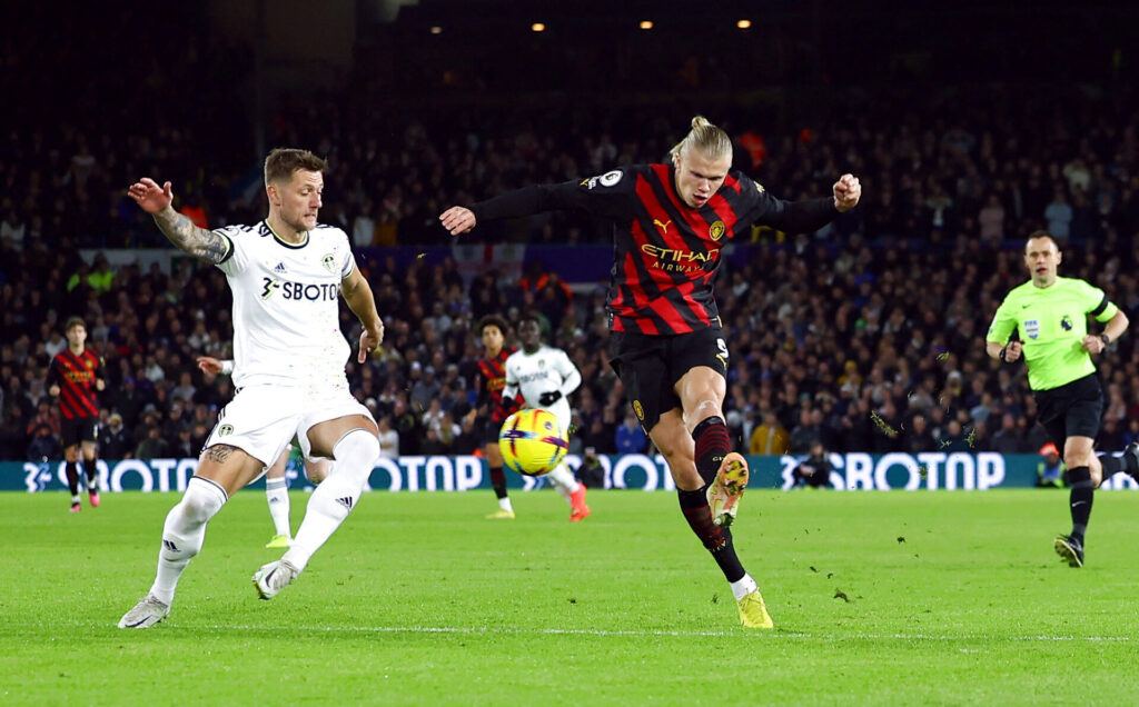 Erling Haaland med skud på mål i kampen mellem Leeds og Manchester City