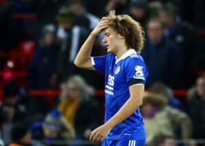 En ærgerlig Faes må se sit andet selvmål gå i nettet.