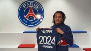 Ethan Mbappé, Kylian Mbappés 15-årige lillebror, debuterede fredag for Paris Saint Germains førstehold.