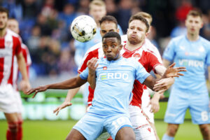 Kristoffer Pallesen og Tosin Kehinde i kamp om bolden.