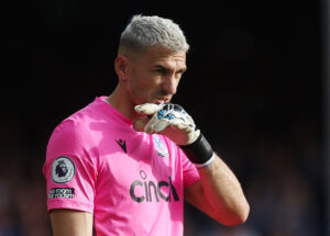 David Guaita forlænger sin kontrakt med Crystal Palace.