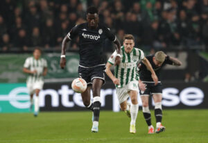 Chelsea henter Benoit Badiashile.