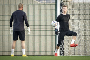 Kasper Schmeichel og Oliver Christensen til træning.