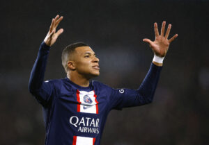 Kylian Mbappe spiller fortsat i PSG trods ihærdige forsøg fra Real Madrid.