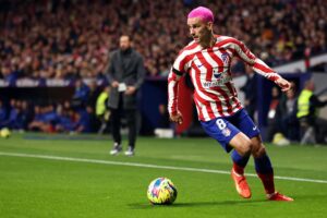 Antoine Grizmann spejder efter huller i modstanderens forsvar.