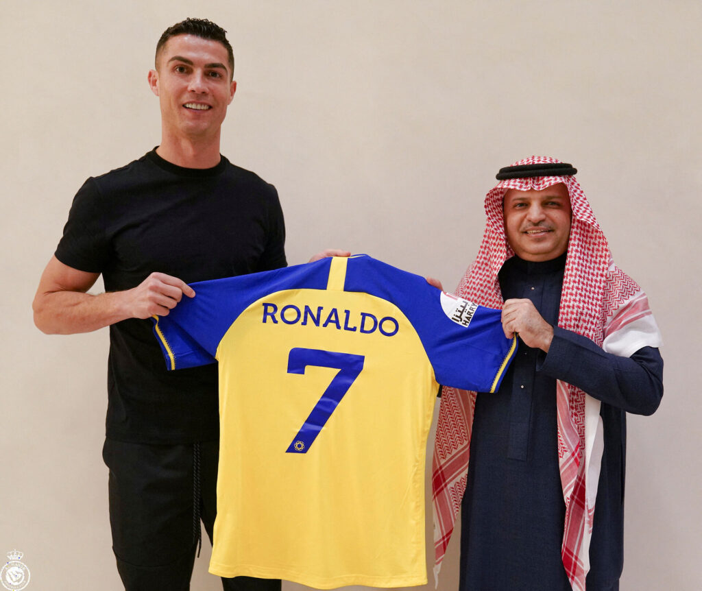 Cristiano Ronaldo chokerede fodboldverden ved at skifte til Al Nassr.