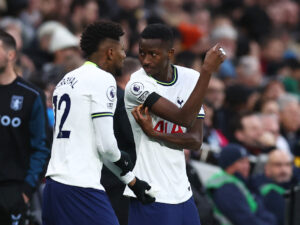 Tottenham spiller imod Arsenal i Premier League.