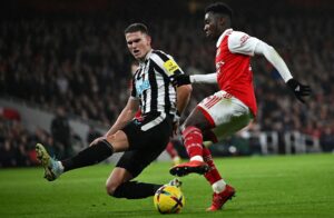 Eddie Nketiah og Sven Botman i aktion i Premier League-kampen mellem Newcastle og Arsenal.