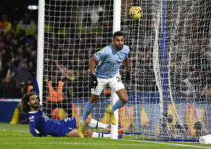 Riyad Mahrez bringer Manchester City foran mod Chelsea.
